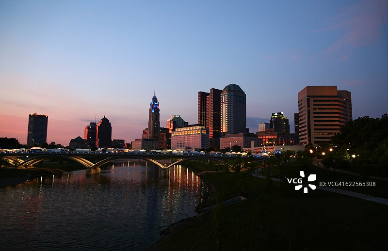 美国俄亥俄州哥伦布市中心天际线和赛欧托河图片素材