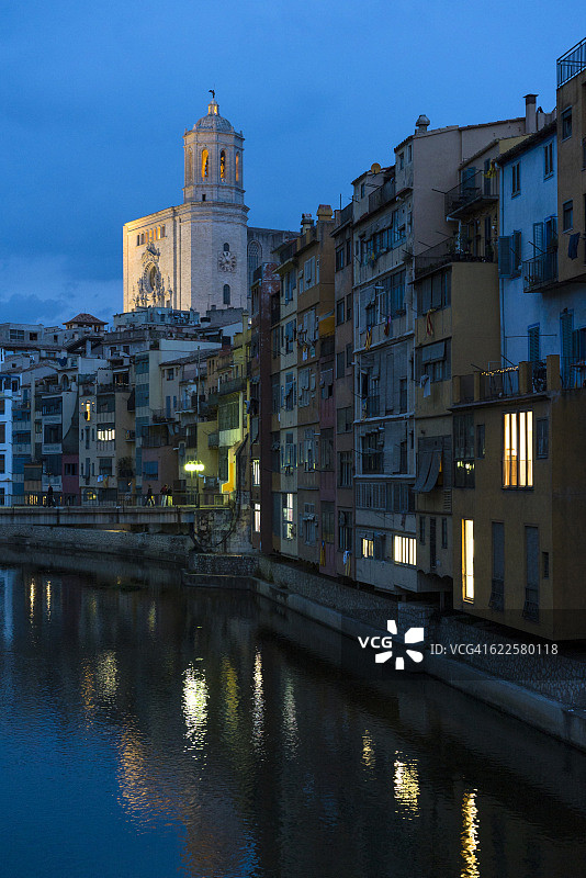 奥尼亚尔河上的房屋图片素材