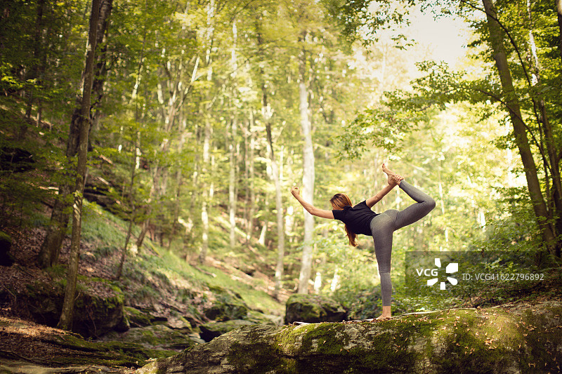 在自然中练习瑜伽的漂亮女人图片素材