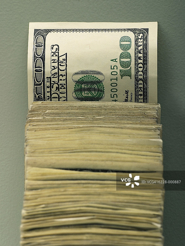 100美元钞票叠放图片素材