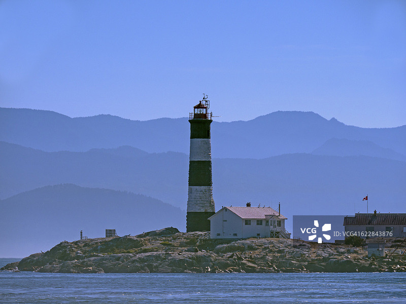 竞赛岩灯塔和山脉图片素材