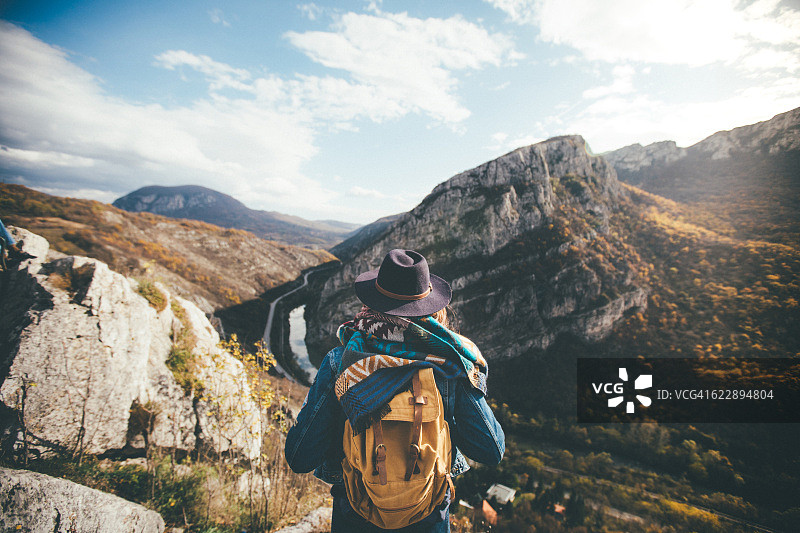 徒步者站在悬崖边享受阳光图片素材