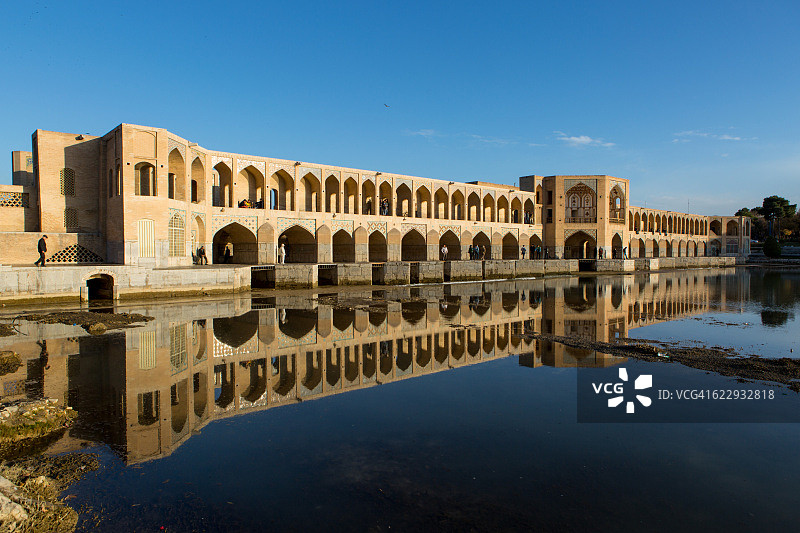 伊朗伊斯法罕扎因代河上的哈柱桥图片素材