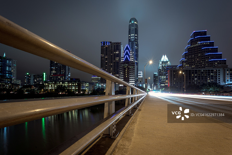 美国德克萨斯州奥斯汀市国会大街夜景图片素材