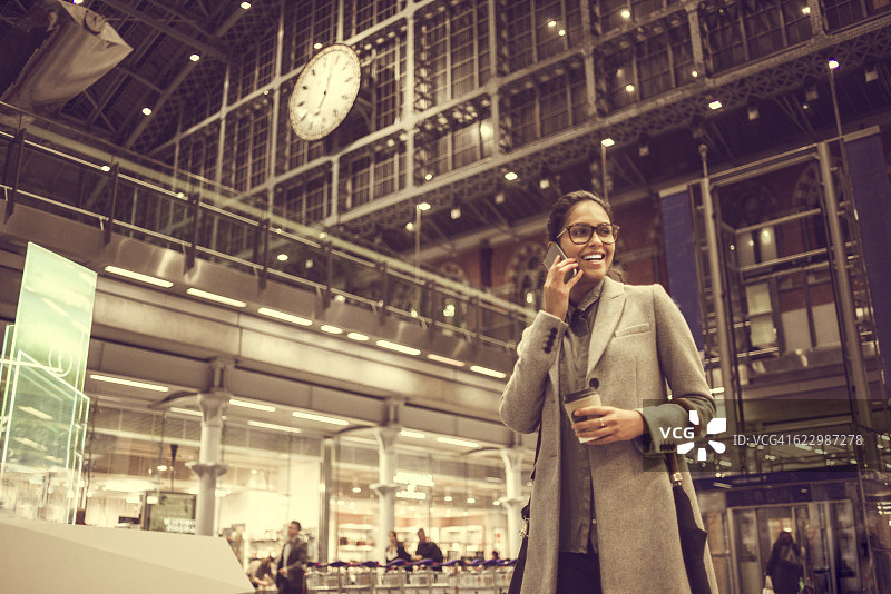 微笑的女商人正在通话图片素材