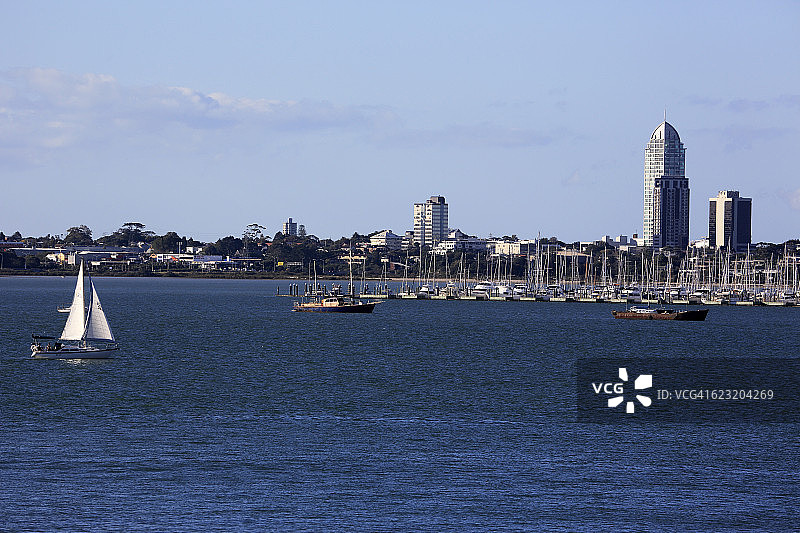 高架桥港的游艇码头图片素材