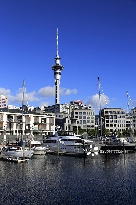 天空塔背景下的高架桥盆地图片素材