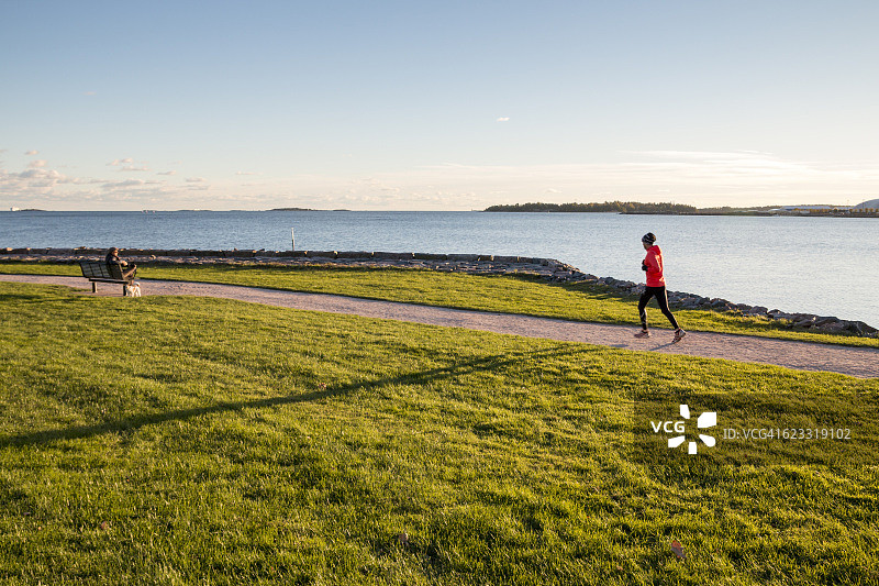 沿着海岸线奔跑图片素材