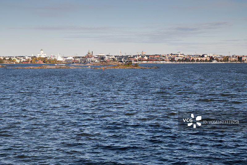 从海上看赫尔辛基天际线图片素材
