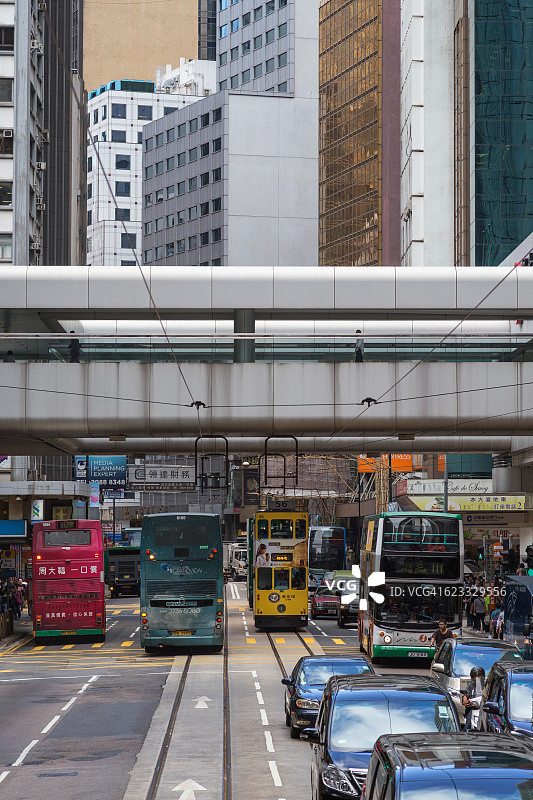 中国香港中环德辅道上的车辆、电车和公共汽车图片素材