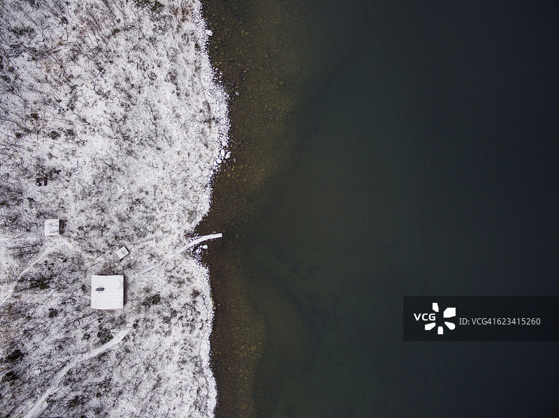 芬兰拉普兰湖边房屋航拍图片素材
