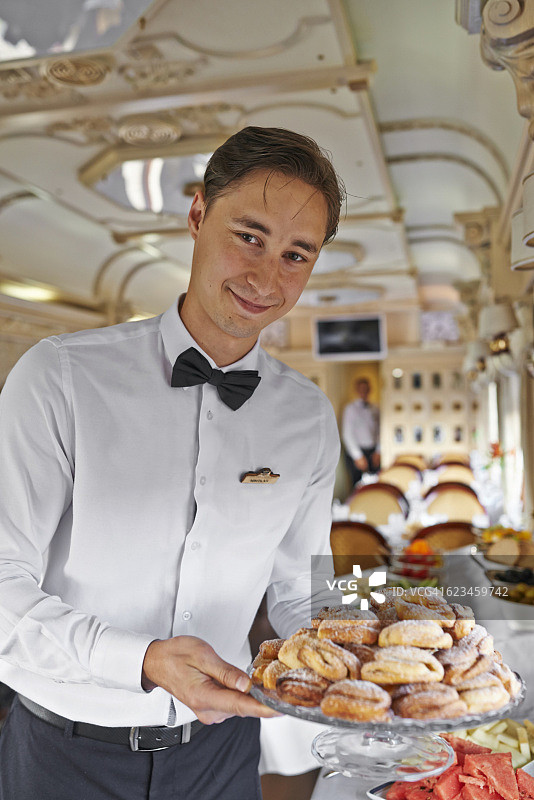 豪华的跨西伯利亚特快列车上的服务员图片素材