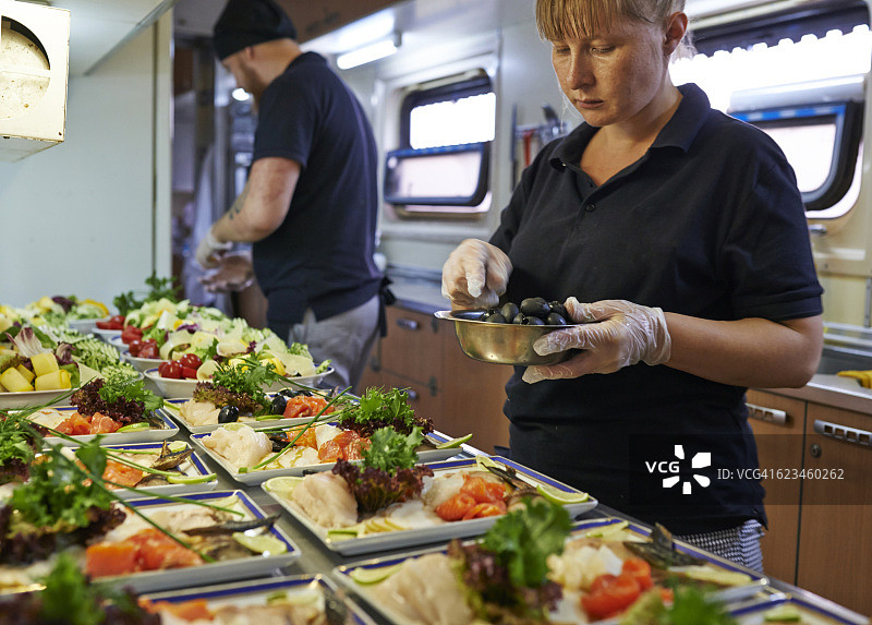 豪华列车上的餐厅厨房图片素材
