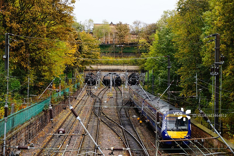 英国爱丁堡的铁轨和火车图片素材