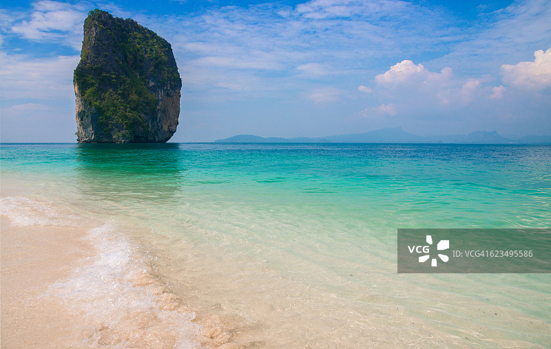 泰国甲米府波达岛美丽的海水和沙滩图片素材