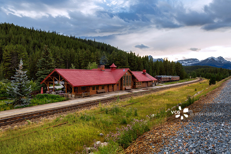 加拿大艾伯塔省路易斯湖老火车站的日落图片素材