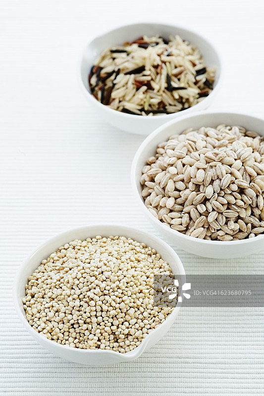碗里的大麦、米饭和藜麦图片素材