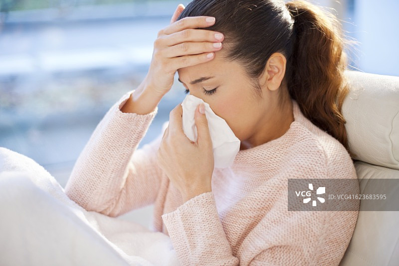擤鼻涕的女人图片素材