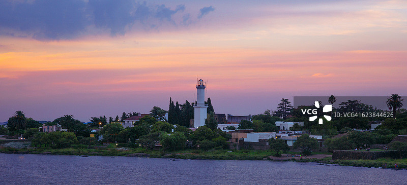 乌拉圭科洛尼亚·德尔·萨克拉门托灯塔的日落景色图片素材