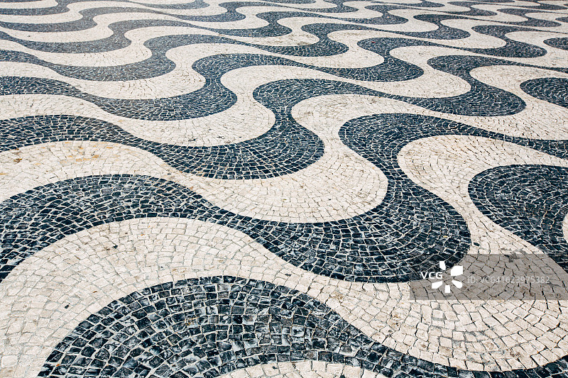 葡萄牙里斯本的传统葡萄牙装饰波浪鹅卵石路面图片素材