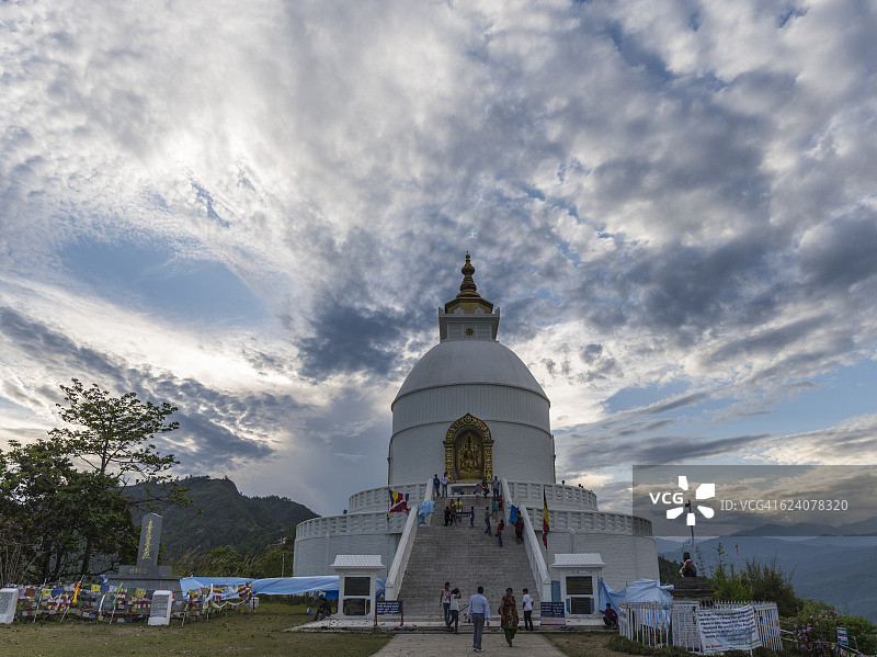 尼泊尔中部博卡拉世界和平塔图片素材