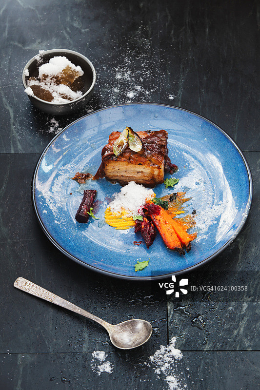 猪五花肉和蔬菜配以半釉酱图片素材