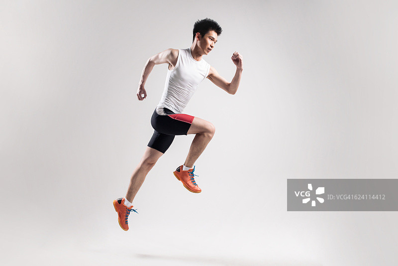 白色背景上的运动型男青年图片素材