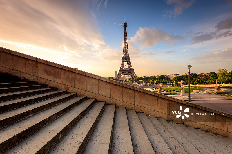 巴黎埃菲尔铁塔的早晨图片素材