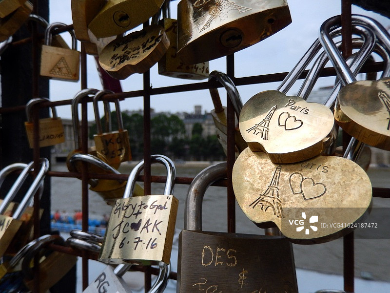 巴黎新桥上的爱情锁，特写图片素材