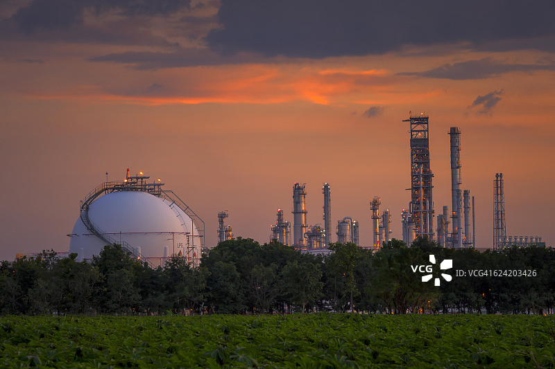 石化厂的石油储罐图片素材