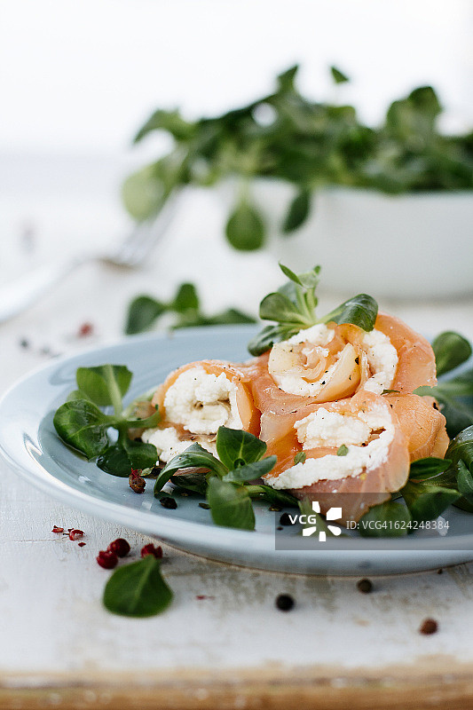 三文鱼、辣味里科塔玉米沙拉图片素材