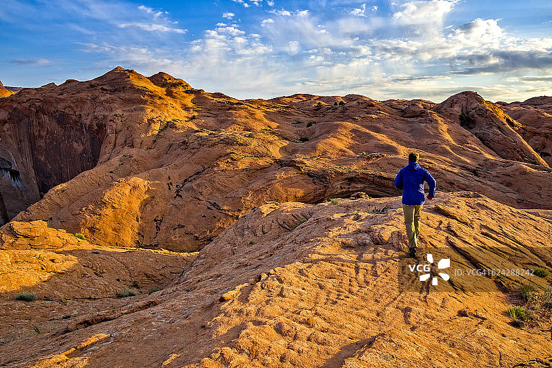 埃斯卡兰特石化沙丘的越野跑图片素材