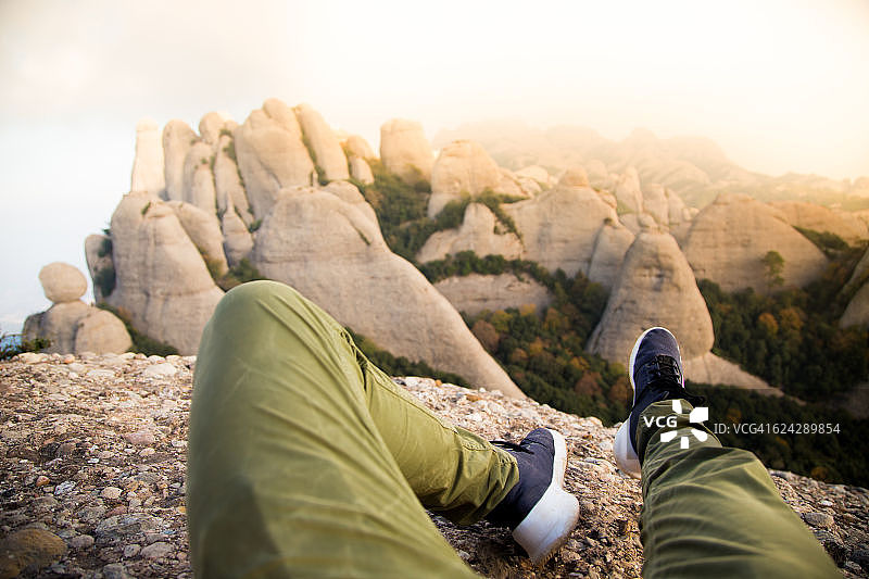 在蒙特塞拉特山顶欣赏加泰罗尼亚日落美景图片素材