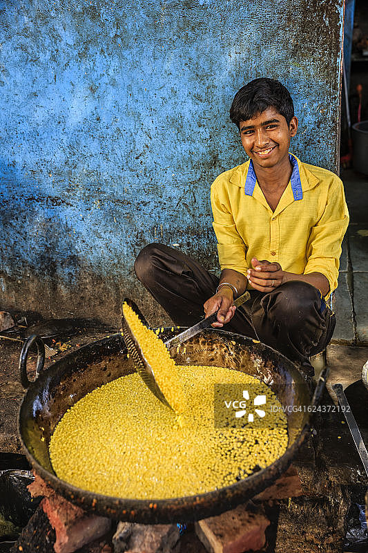 印度斋浦尔街头小吃商贩在准备食物图片素材