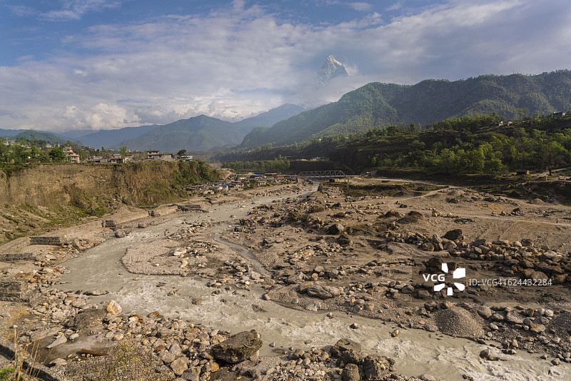 安娜普尔纳山脉迷雾环境中的鱼尾峰图片素材