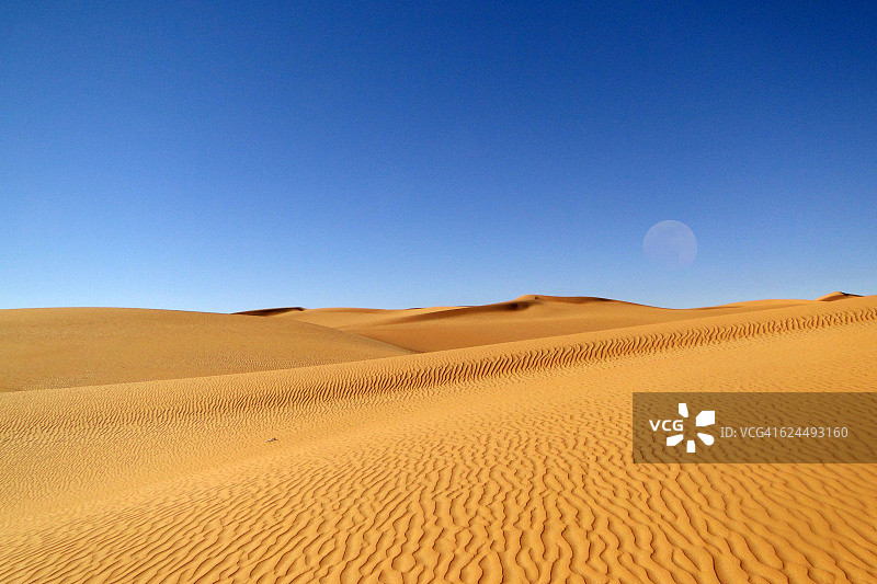 乌巴里沙漠升起的满月图片素材