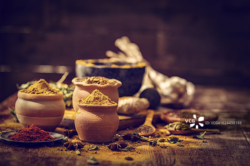 木制背景上的香料和草药图片素材