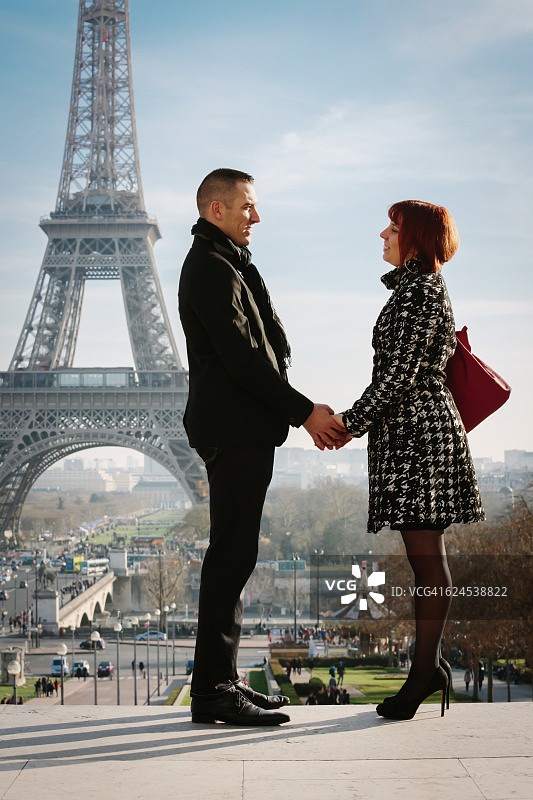 情侣在法国巴黎埃菲尔铁塔前牵手图片素材