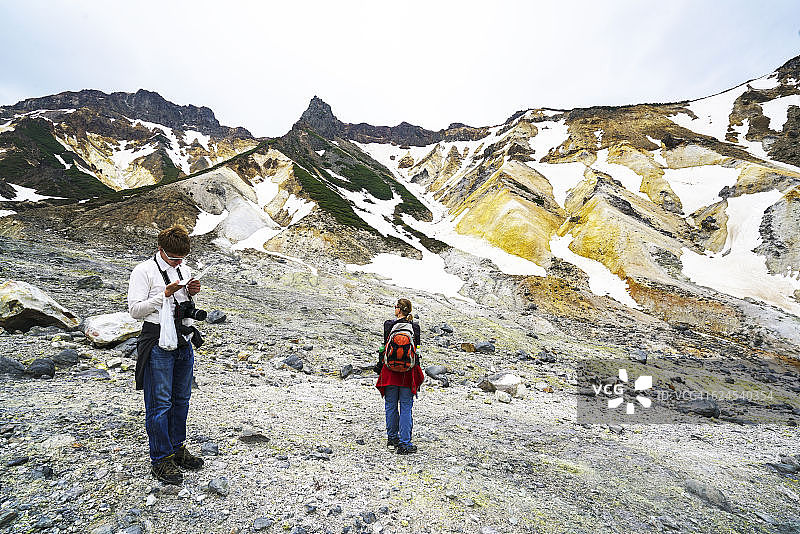 游客在十胜岳活火山的火山口行走，日本北海道图片素材