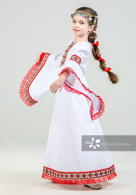 穿着民族服装的小女孩图片素材