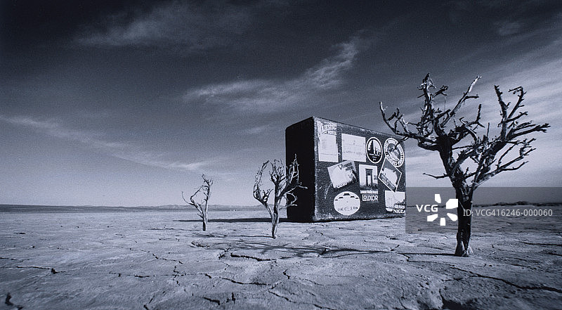 沙漠中的行李箱图片素材