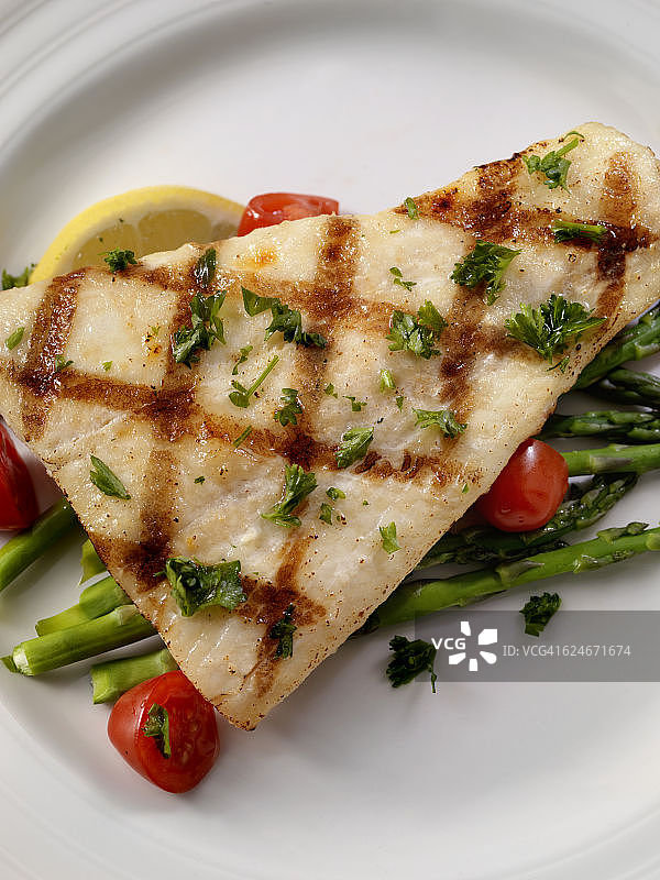 烤大比目鱼配芦笋和番茄图片素材