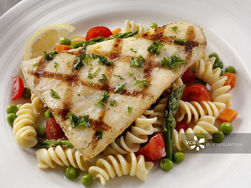 烤大比目鱼配意大利螺旋面图片素材
