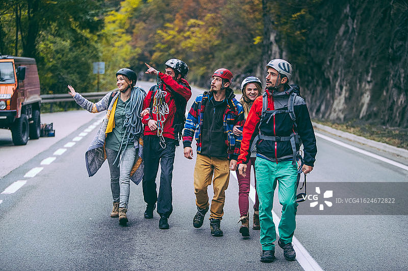 一起行动的朋友们图片素材