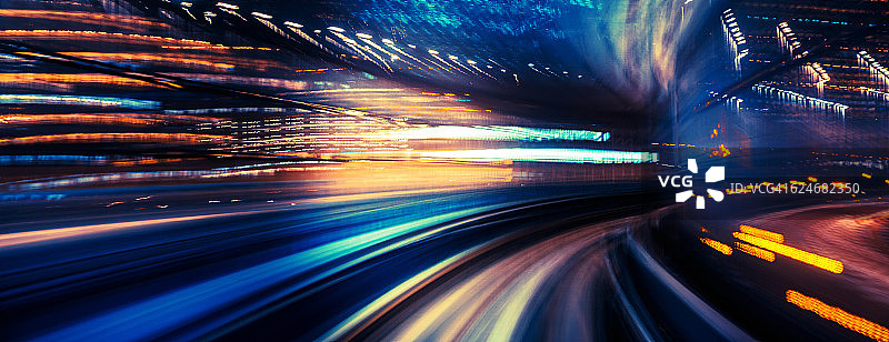 行驶的火车上的抽象动态模糊景观图片素材