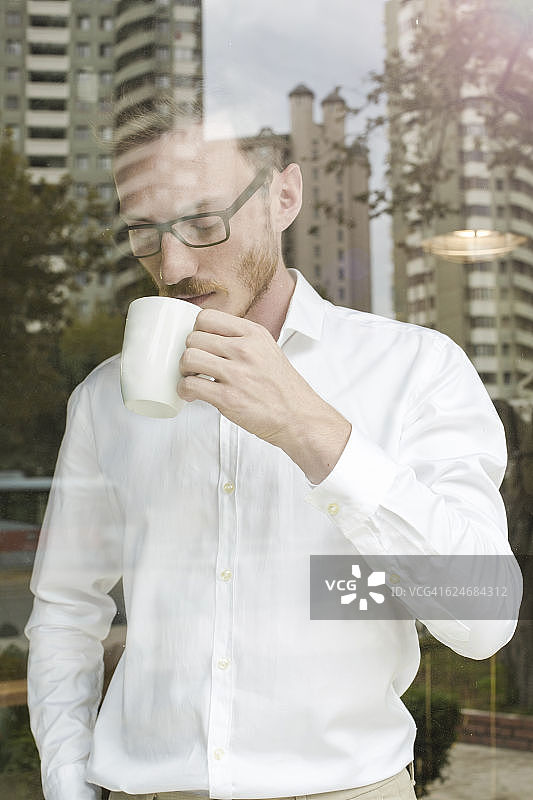 年轻商人喝咖啡图片素材