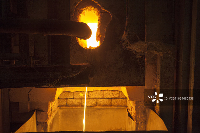 在熔炉上熔化的阴极射线管图片素材