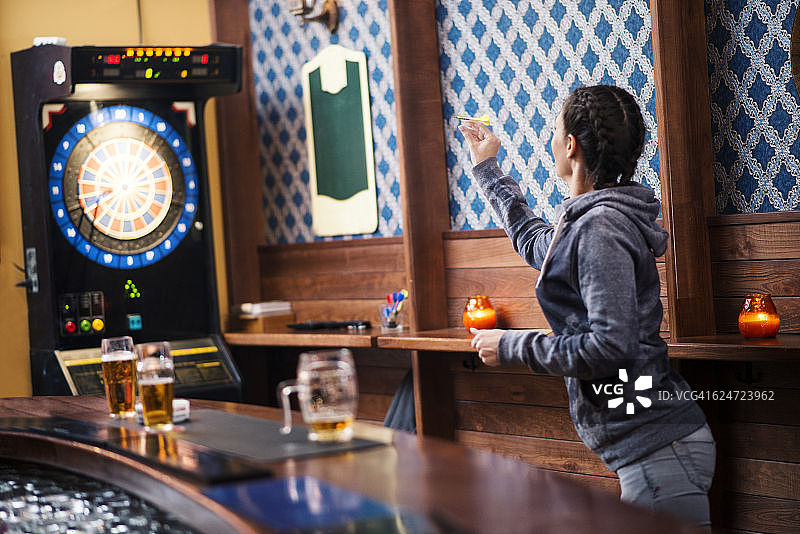 在酒吧玩飞镖的女孩图片素材