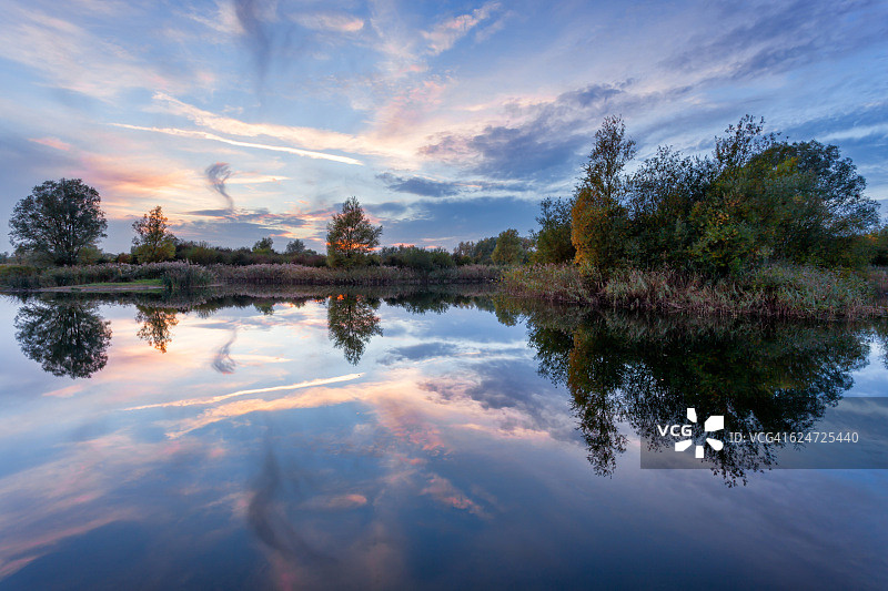 英国剑桥郡尼丁沃思的乌斯河云彩倒影图片素材