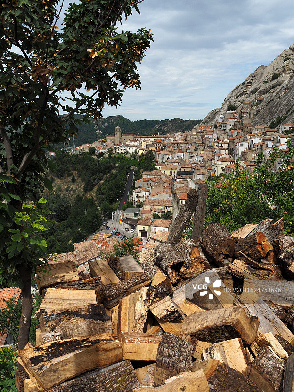 意大利南部皮埃特拉佩尔托萨的木柴图片素材